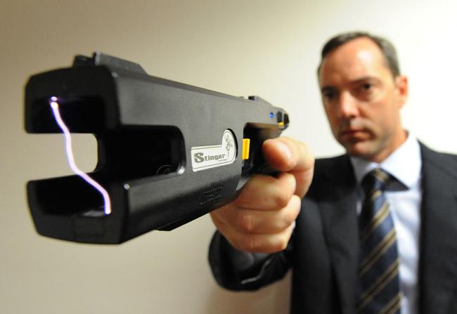 Polisi Izinkan Gunakan Stun Gun, Bagaimana Cara Kerjanya?